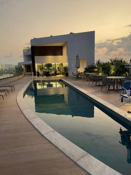 Piscina ao entardecer — Apartamento no Parque do Cais - 3º andar