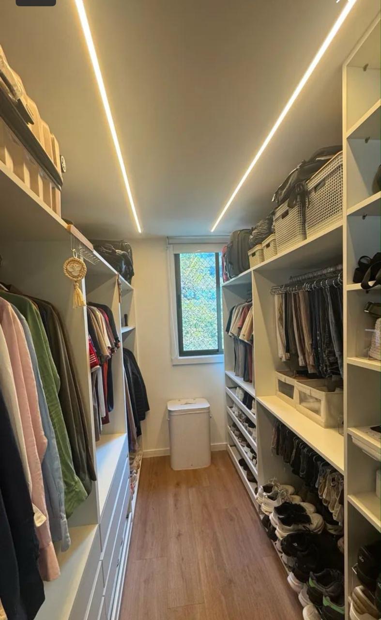 Closet com iluminação em LED — Apartamento pronto para morar em Boa Viagem | Luxo e Conforto