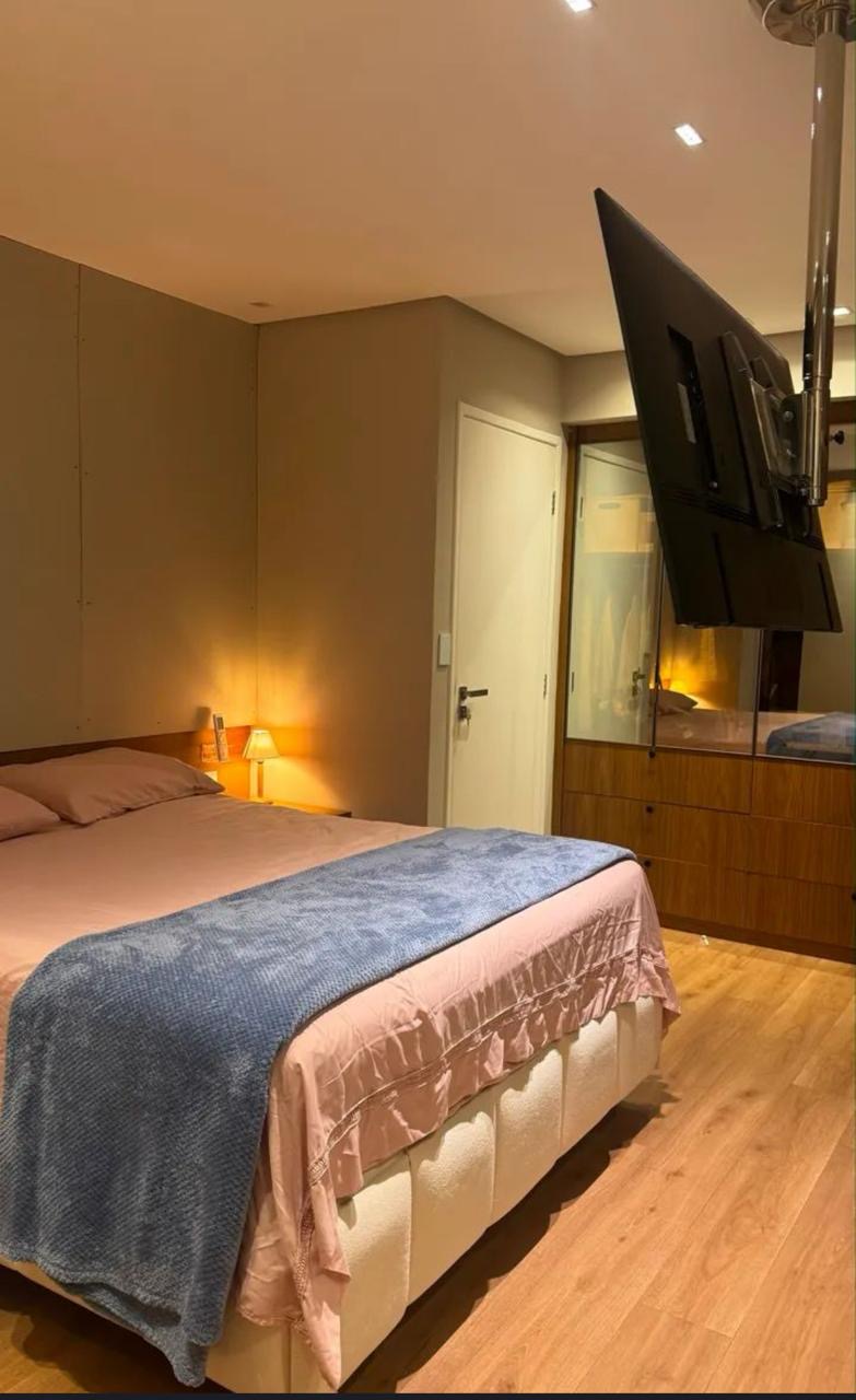 Suíte master com TV e planejados — Apartamento pronto para morar em Boa Viagem | Luxo e Conforto