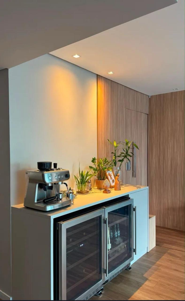 Cantinho gourmet com adega climatizada dupla e cafeteria — Apartamento pronto para morar em Boa Viagem | Luxo e Conforto
