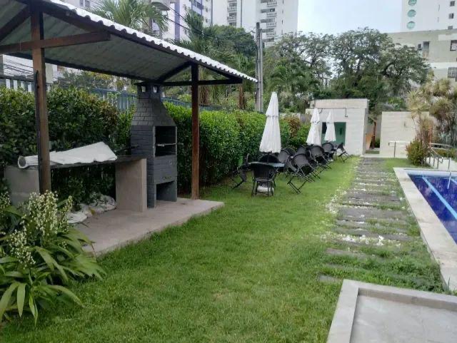 Área de lazer com churrasqueira e piscina — Apartamento no Ed. Sobrado Gilberto Freyre — Casa Forte