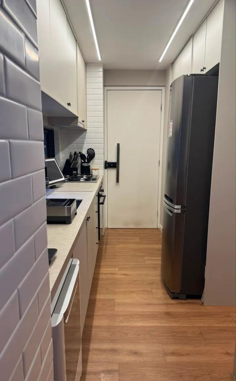 Cozinha planejada com acabamento subway tile — Apartamento pronto para morar em Boa Viagem | Luxo e Conforto